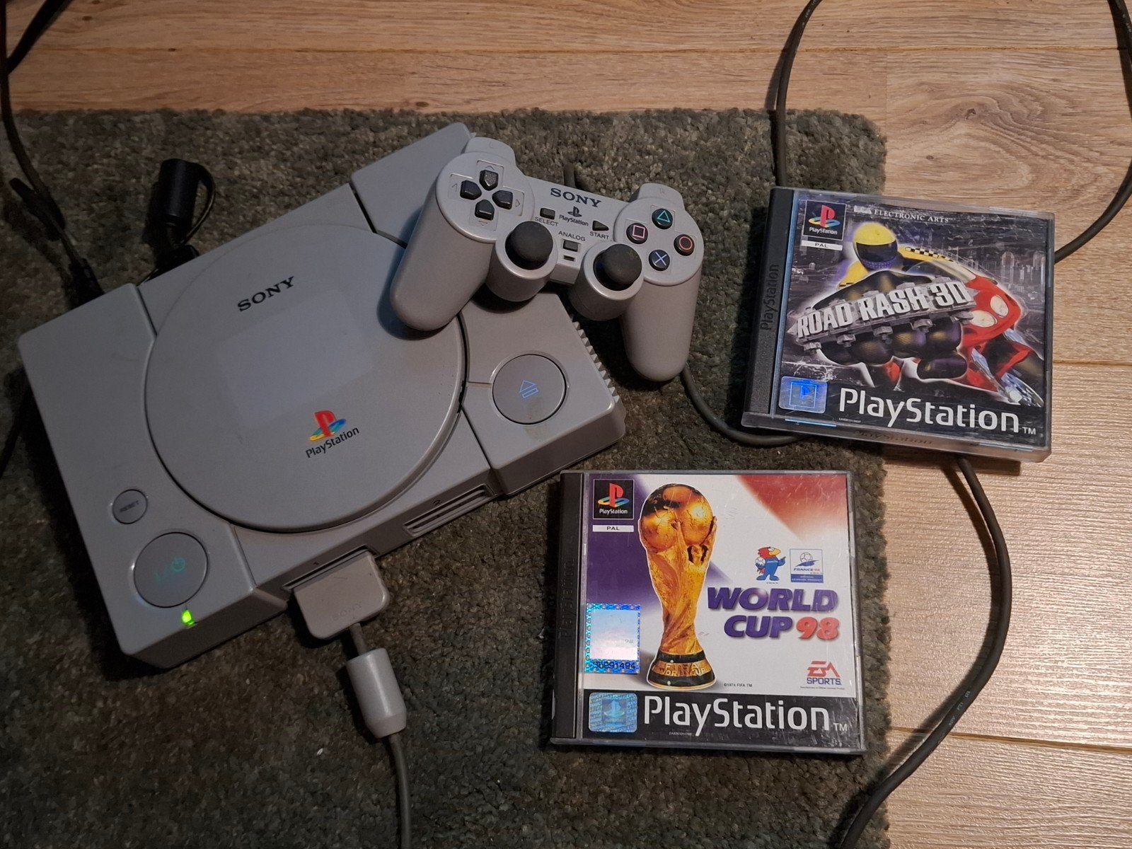 Fifa World Cup 98 + PlayStation + controller + Road Rash 3D, Ophalen of Verzenden, Zo goed als nieuw, Met 1 controller