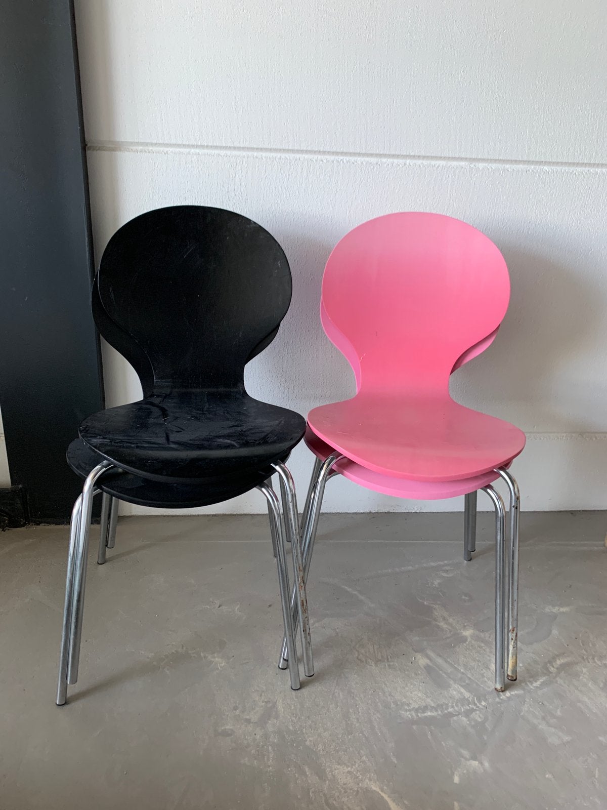 Vier 4 vlinderstoelen - 2 zwart en 2 roze, Huis en Inrichting, Stoelen, Ophalen, Gebruikt, Zwart, Vier