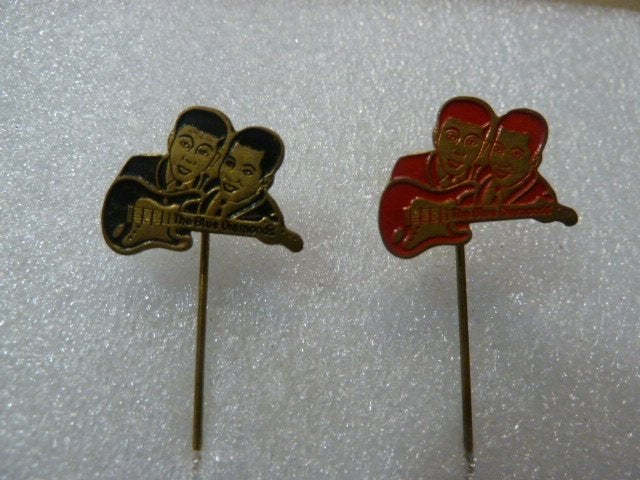 Vintage The Blue Diamonds speldjes - set van 2, Ophalen of Verzenden, Gebruikt, Overige onderwerpen, Speldje of Pin