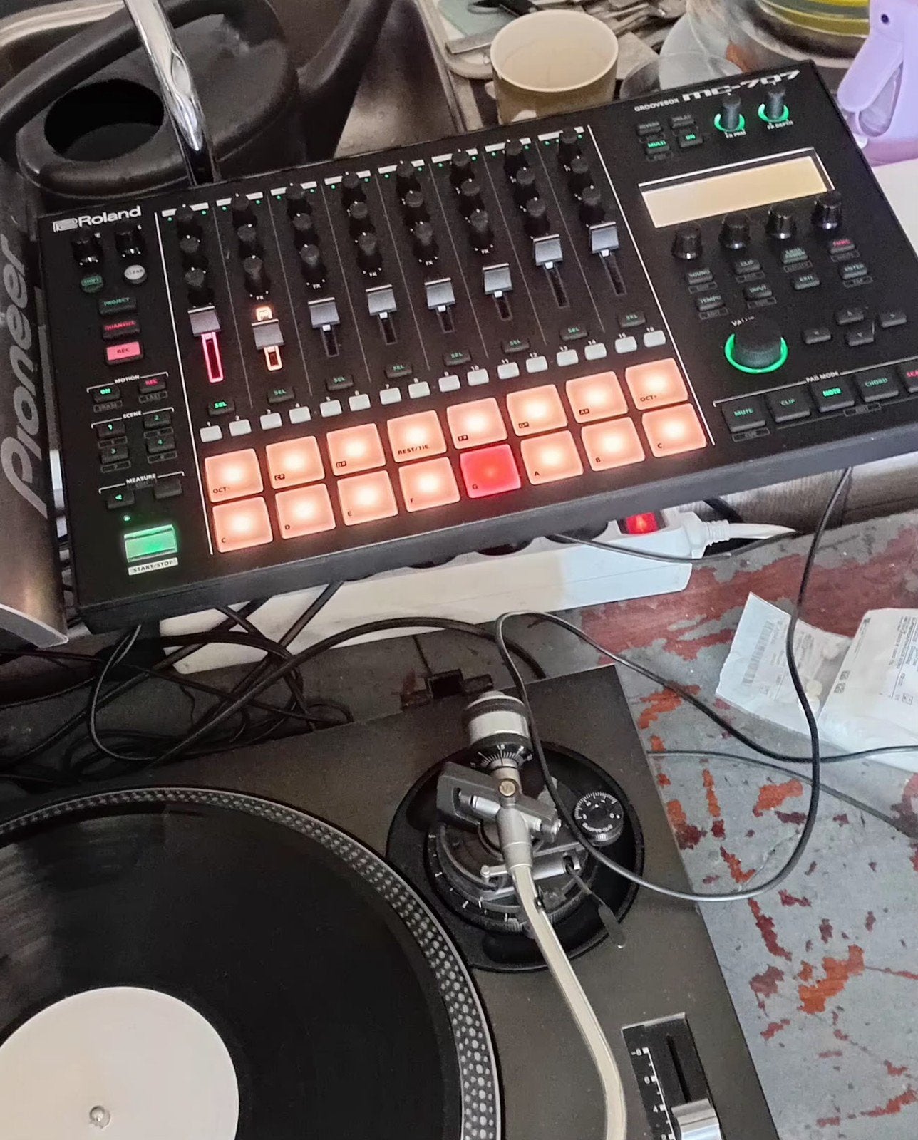 Roland MC-707 Groovebox inclusief Deckprotector en kabel, Muziek en Instrumenten, Mengpanelen, Ophalen of Verzenden, Zo goed als nieuw