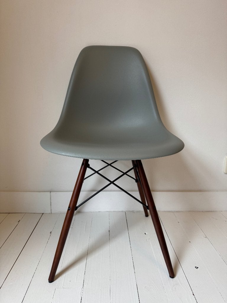 Vitra Eames DSW | Light Grey | Donker esdoorn onderstel, Huis en Inrichting, Stoelen, Ophalen, Hout, Zo goed als nieuw, Eén