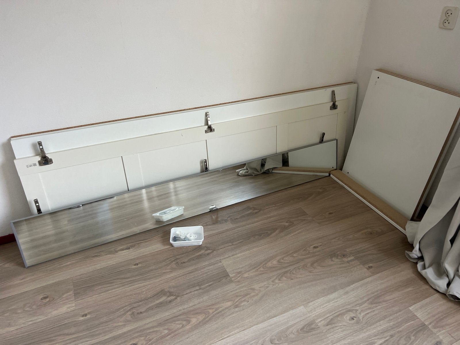 Gratis IKEA kleerkast met spiegel, Gebruikt, 200 cm of meer, Overige houtsoorten, 50 tot 100 cm