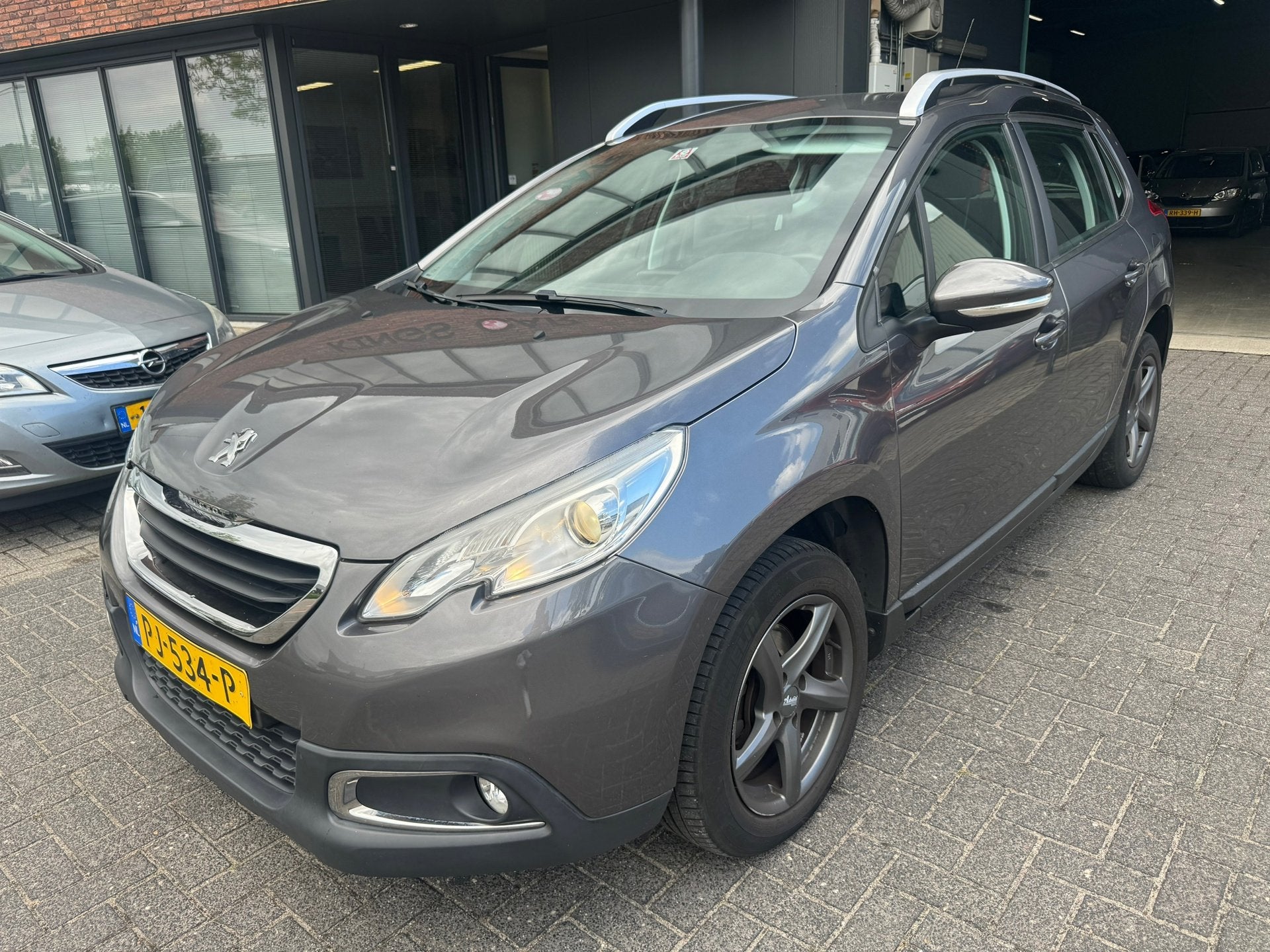 Peugeot 2008 1.2 PureTech Allure CRUISE LMV AIRCO TREKHAAK A, Auto's, Euro 6, 1270 kg, 49 €/maand, Leder