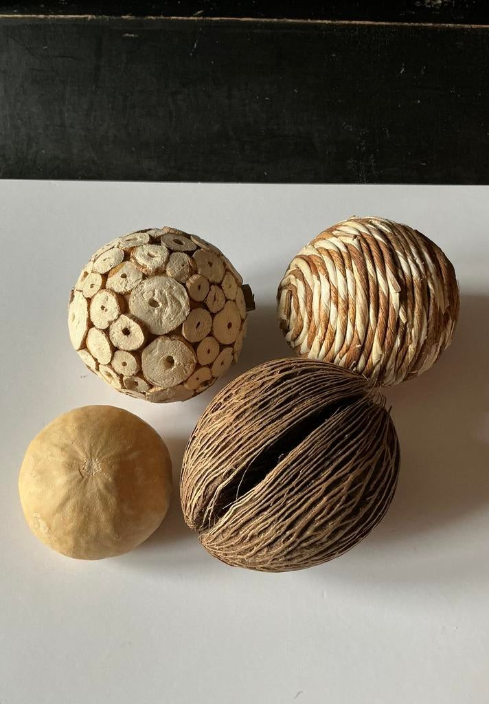 4 Decoratieve items voor bv op uw fruitschaal. Noot, kalebas, Huis en Inrichting, Ophalen of Verzenden, Zo goed als nieuw