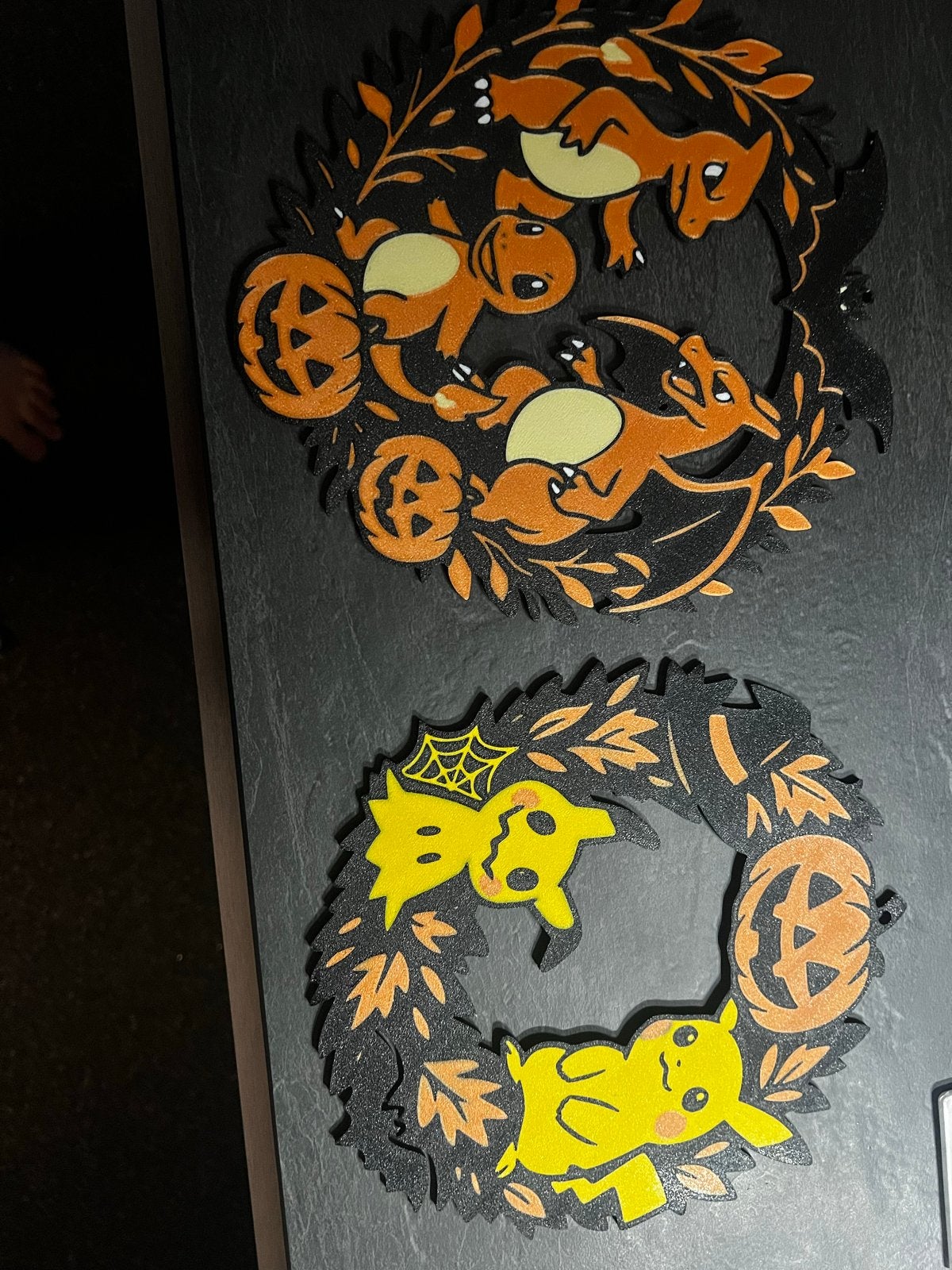 Pokémon Halloween Decoratie Kransen (Pikachu & Charmander), Ophalen of Verzenden, Zo goed als nieuw