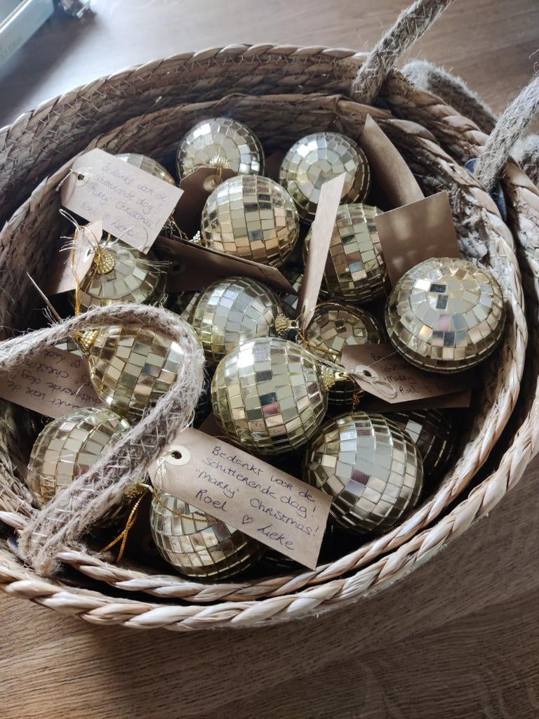 Disco kerstballen goud, Ophalen