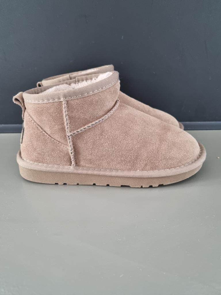 Zachte Suede Uggs van Nelson maat 35, Jongetje of Meisje, Laarsjes, Ophalen of Verzenden, Zo goed als nieuw