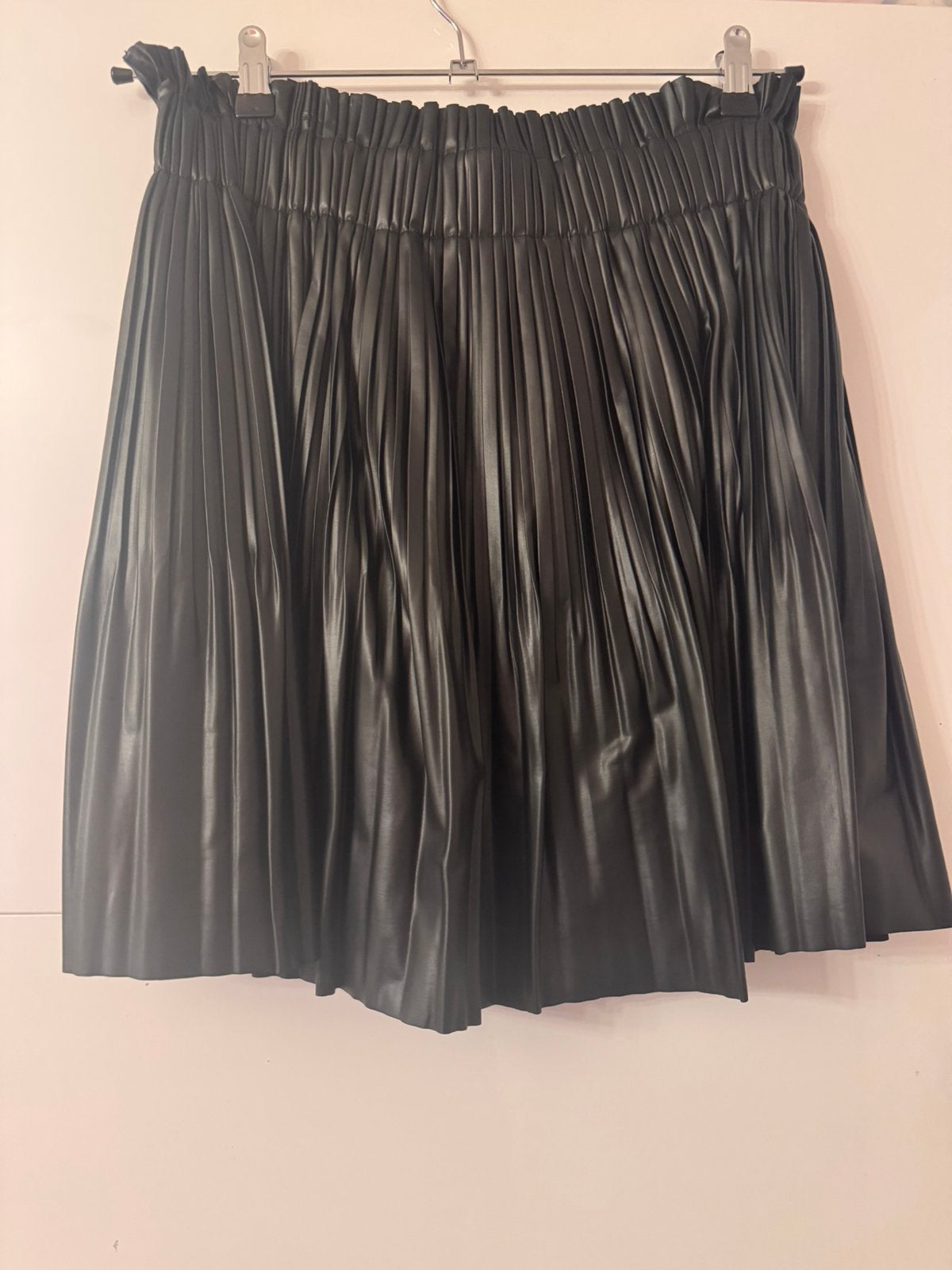 Zwart leren plooirokje in maat L. Splinternieuw., Kleding | Dames, Rokken, Maat 38/40 (M), Zwart, Ophalen of Verzenden, Zo goed als nieuw