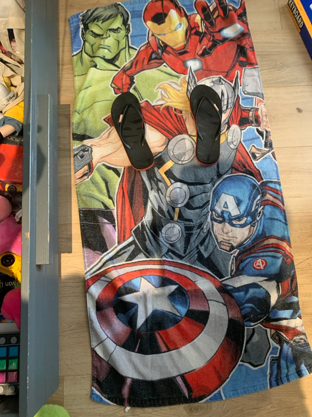 Marvel strandpakket: handdoek & slippers (maat 37/38), Ophalen of Verzenden, Zo goed als nieuw, Zwart, Slippers