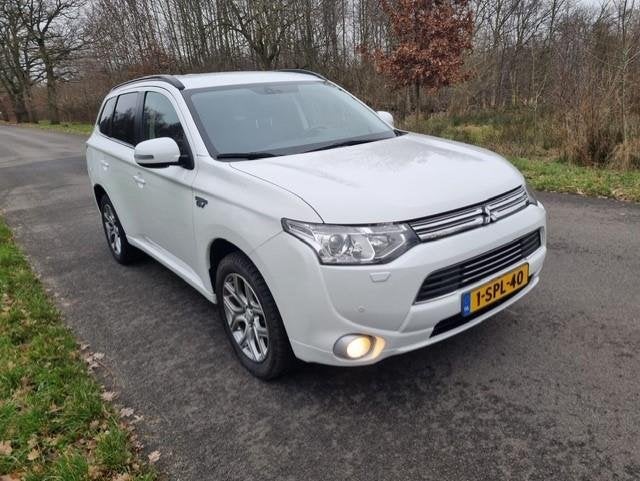 Mitsubishi Outlander 2.0 PHEV Intense +, Auto's, Mitsubishi, 4 cilinders, Wit, Vierwielaandrijving, Hybride Elektrisch/Benzine
