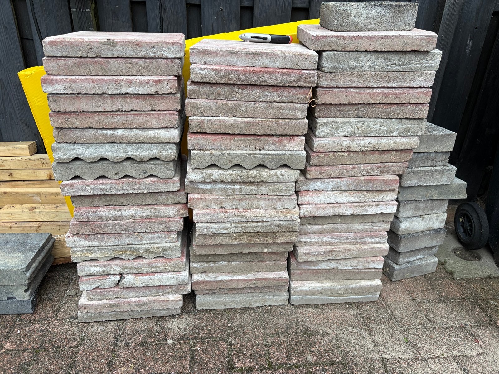Gratis af te halen Gebruikte terrastegels - rood/grijs, Gebruikt, Beton, Terrastegels, 5 tot 10 m²