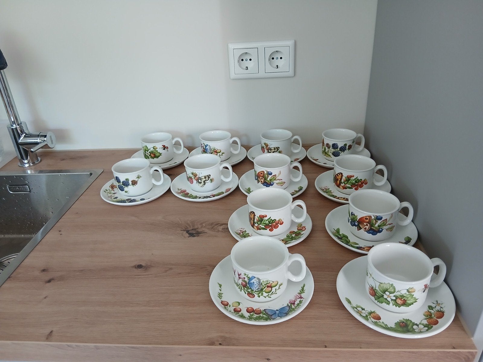 12 kop en schotels Marjolein Bastin in 1 koop 20€, Ophalen, Zo goed als nieuw, Overige stijlen, Kop(pen) en/of Schotel(s)