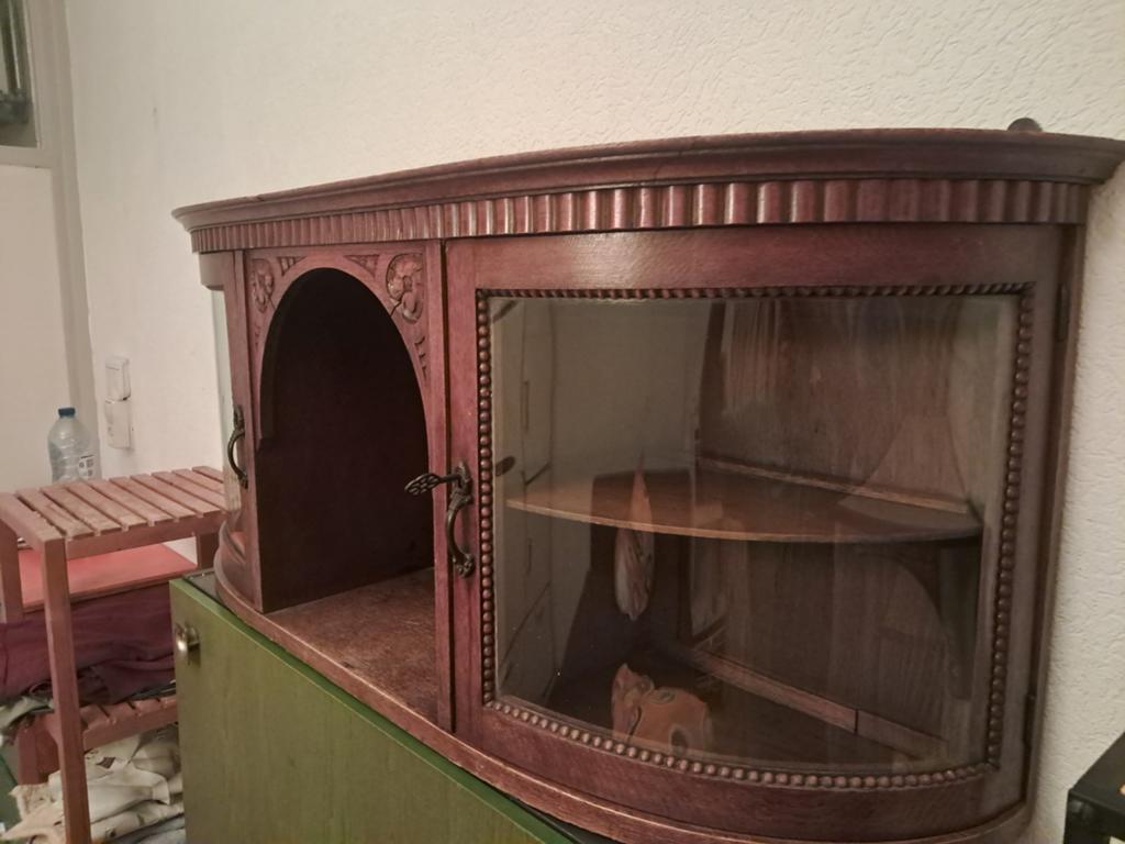 Antieke hangkast / vitrinekast met houtsnijwerk, Ophalen