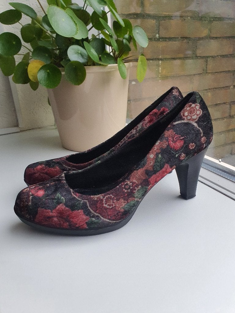 Marco Tozzi velvet pumps met rozen – maat 39, Ophalen of Verzenden, Zo goed als nieuw, Zwart