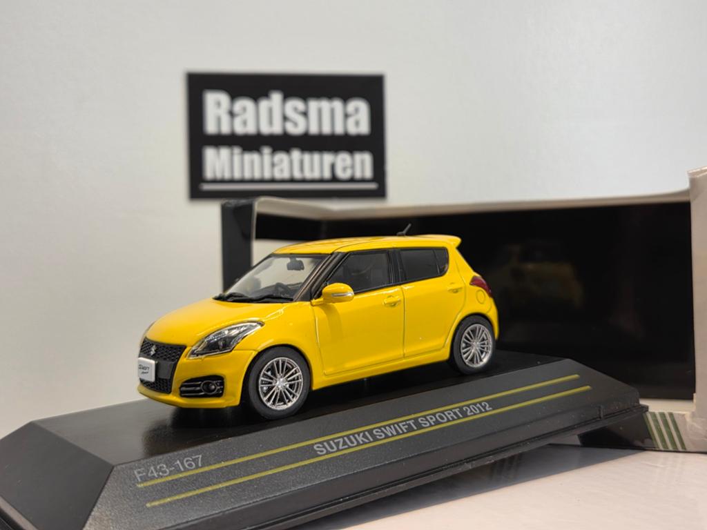 Suzuki swift sport 2012 - Geel - 1:43 First43, Overige merken, Auto, Nieuw, Ophalen of Verzenden