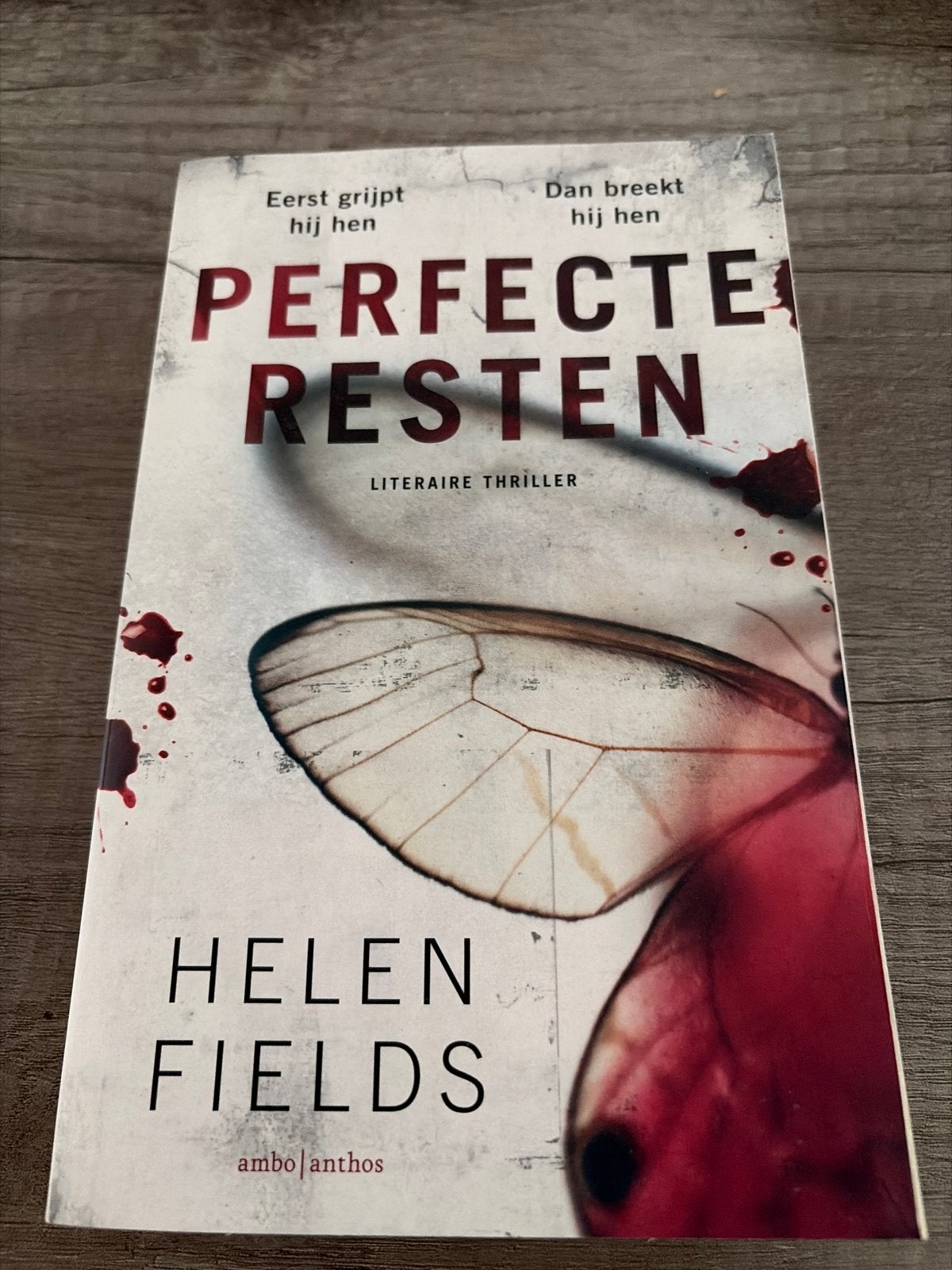 Perfecte Resten - Helen Fields (Literaire Thriller), Ophalen, Zo goed als nieuw, Europa overig