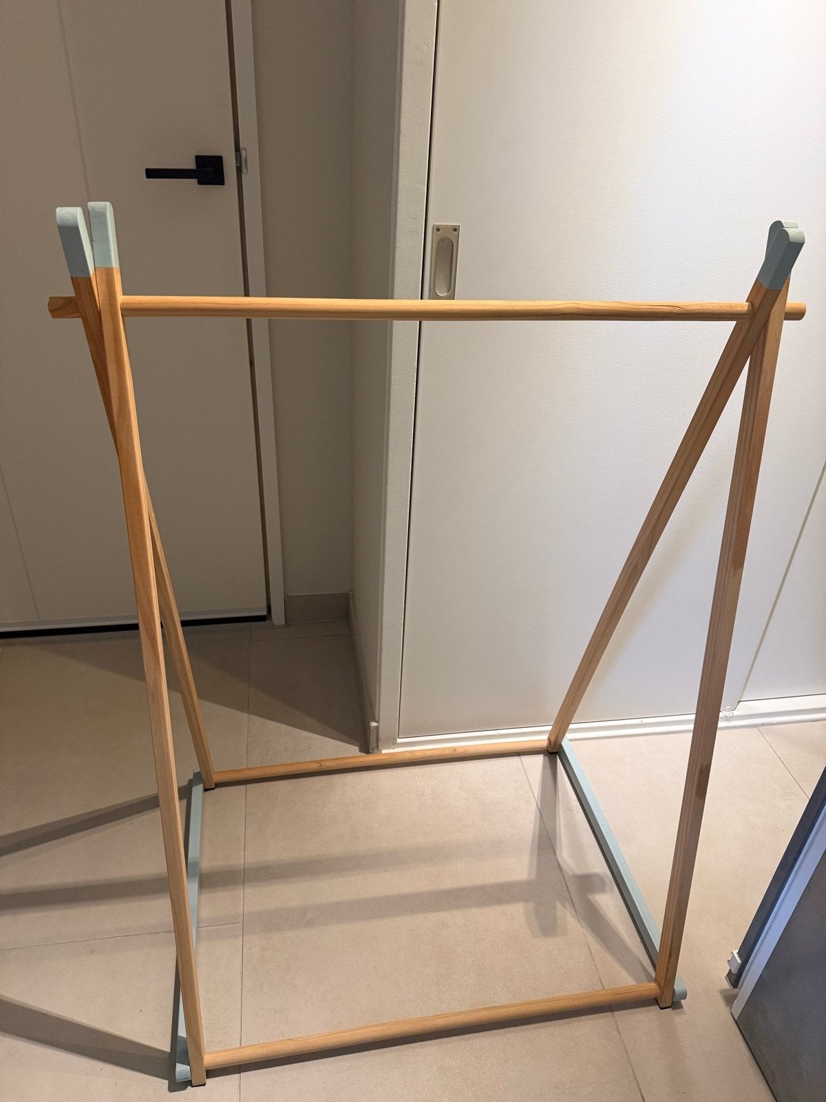 Houten kledingrek voor kinderkamer - stijlvol en praktisch, Ophalen, Zo goed als nieuw