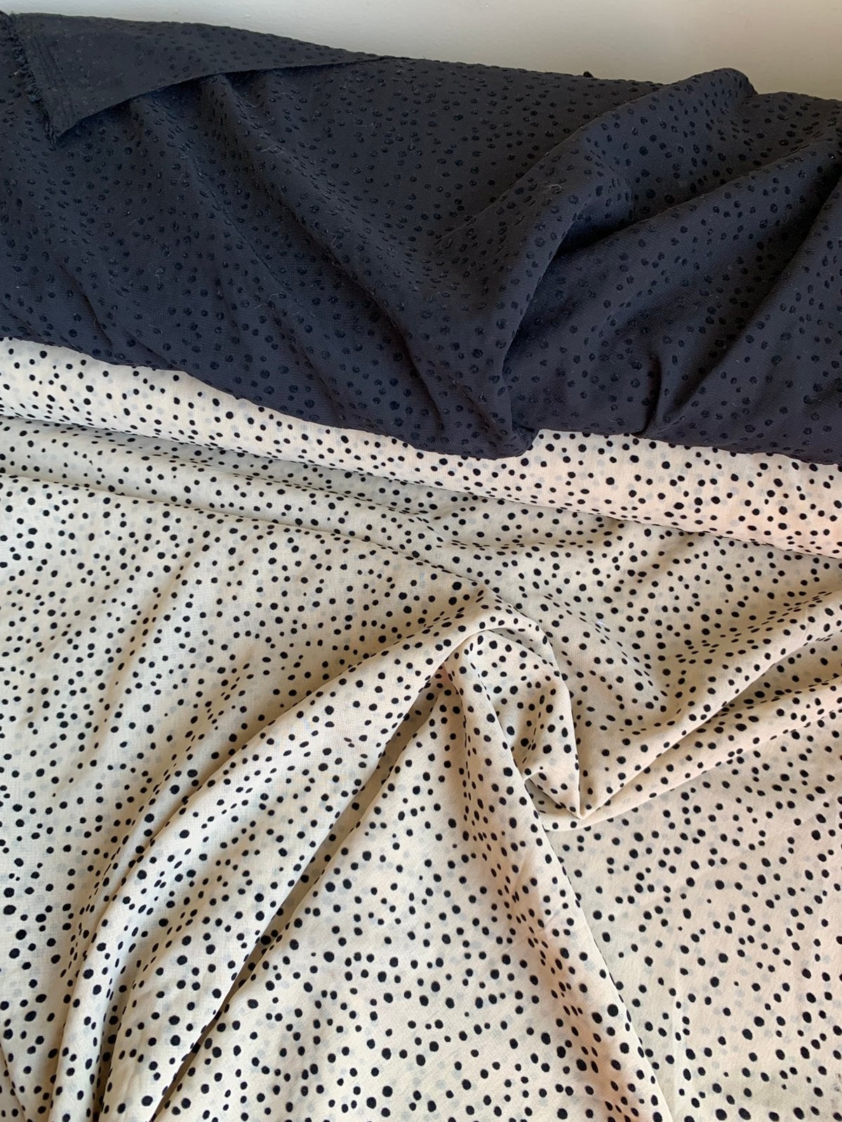 4 meter wit en 2 meter zwarte stof met stip, Hobby en Vrije tijd, 120 cm of meer, Zwart, 200 cm of meer, Ophalen of Verzenden
