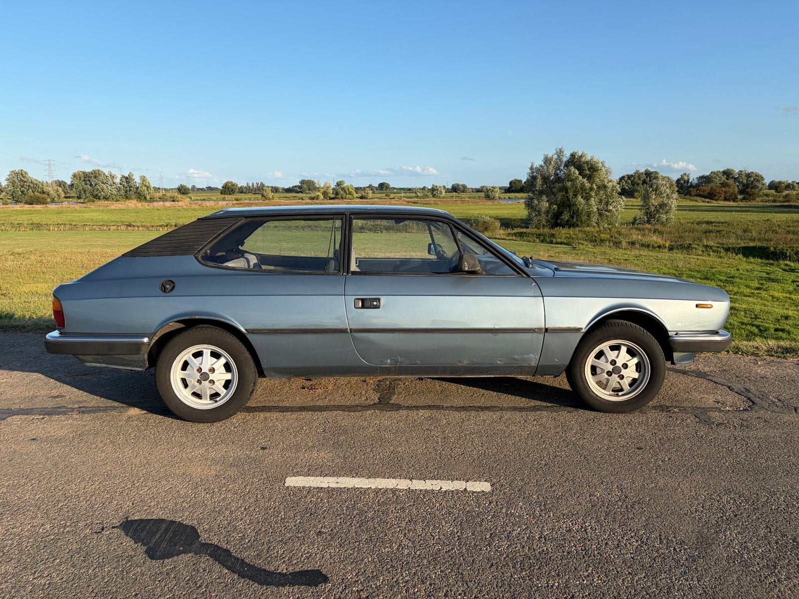 Lancia Beta 2.0 HPE IE 1983 APK SEPT 2028, Auto's, Oldtimers, Voorwielaandrijving, Stof, Blauw, 133 pk