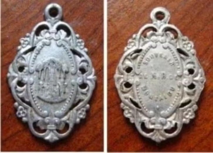 Zeer oude medaille met Notre-dame de Montaigu (Art-Nouveau), Verzenden, Overige materialen, Buitenland