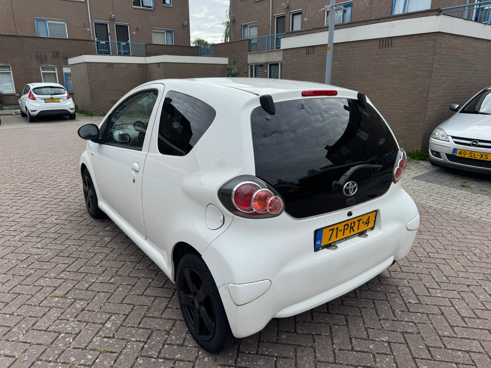 Toyota Aygo 1.0 2011 Wit, Auto's, Toyota, Voorwielaandrijving, 4 stoelen, Origineel Nederlands, Handgeschakeld