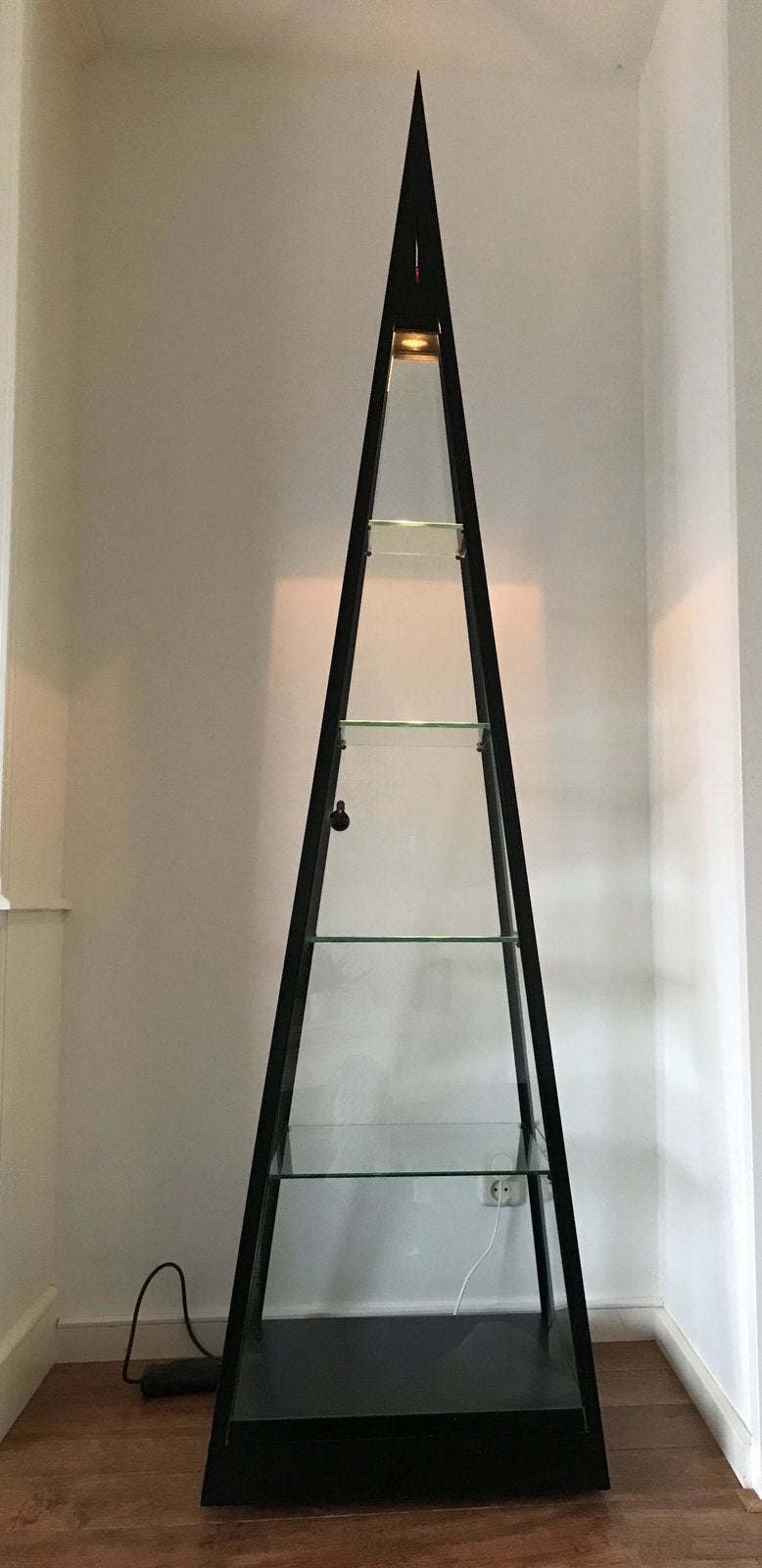 SDB Design piramidevormige vitrinekast met verlichting, Huis en Inrichting, Kasten | Vitrinekasten, Ophalen, Met plank(en), Gebruikt