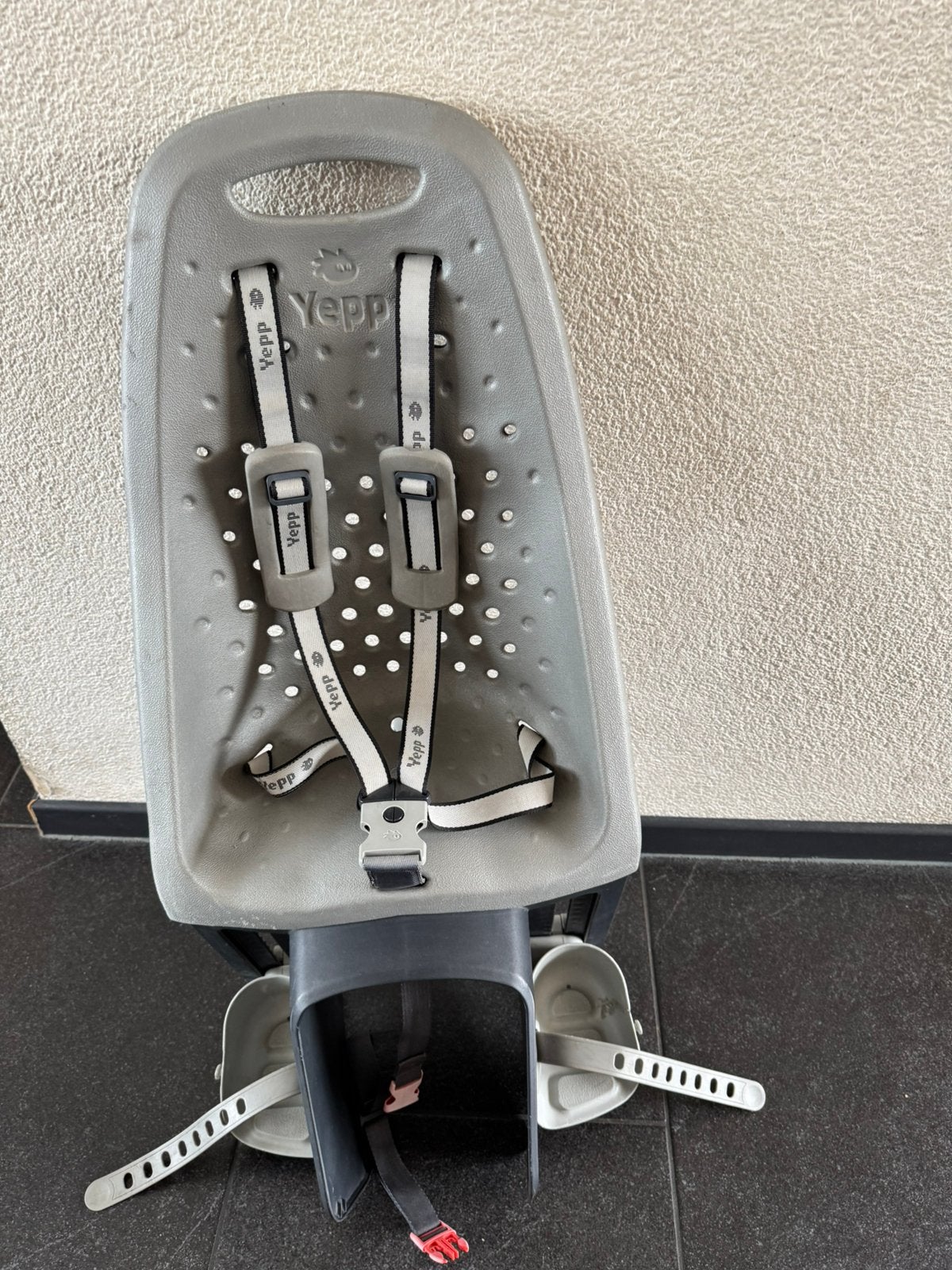 Grijs Yepp maxi easyfit kinderzitje achter, Ophalen, Achterzitje, Voetsteuntjes