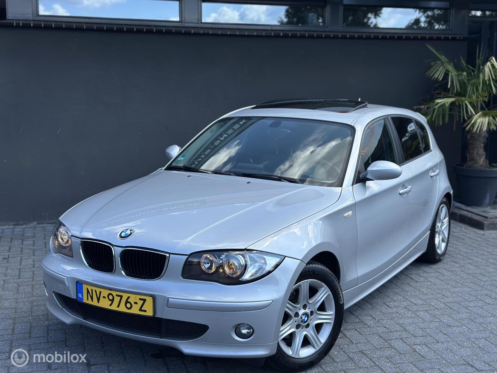 BMW 116i High Executive | Nieuwe ketting | Panoramadak, Achterwielaandrijving, Gebruikt, 4 cilinders, 635 kg