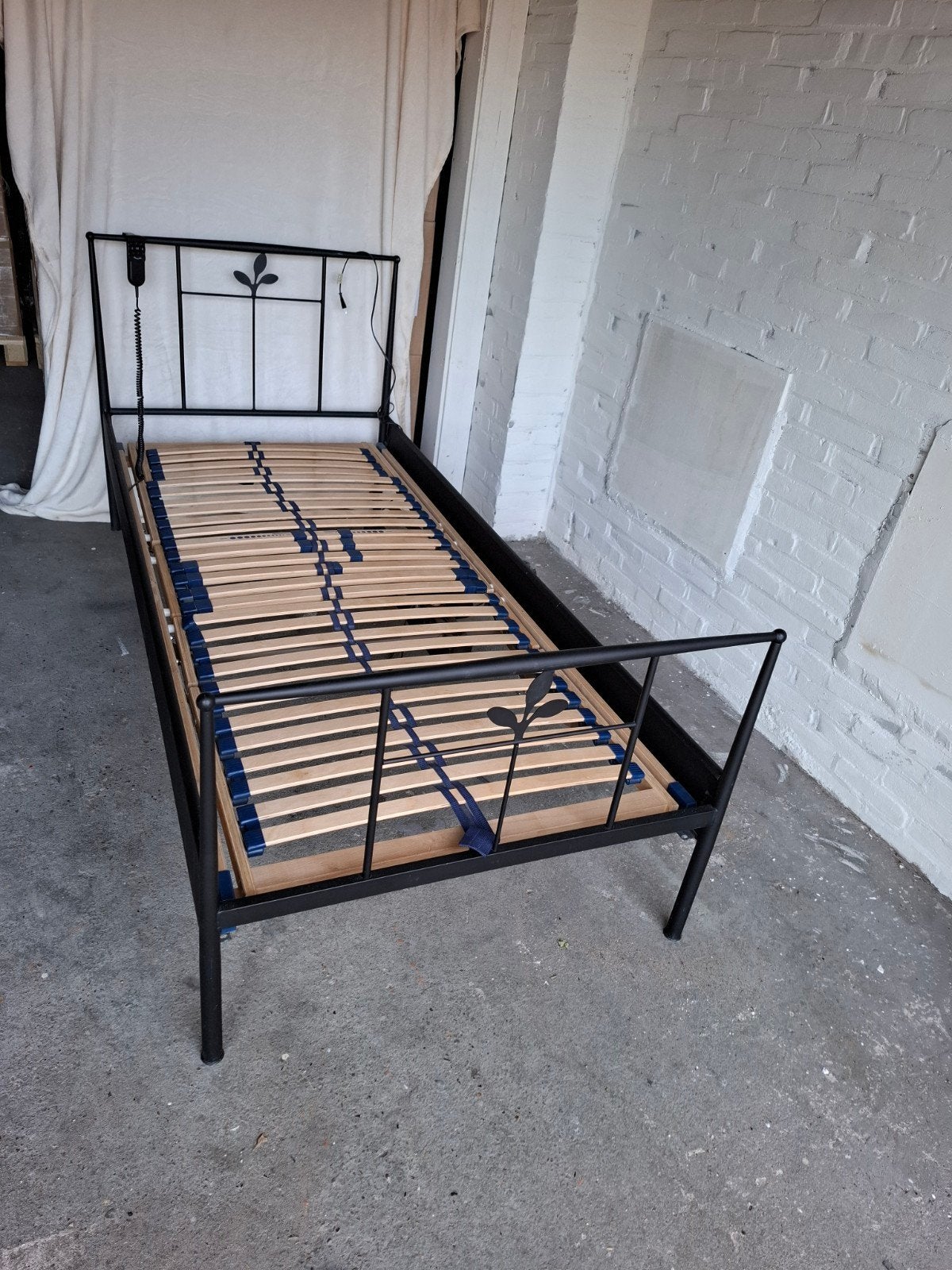Eenpersoonsbed met elektrisch verstelbare lattenbodem, Ophalen, 90 cm, Zwart, 200 cm