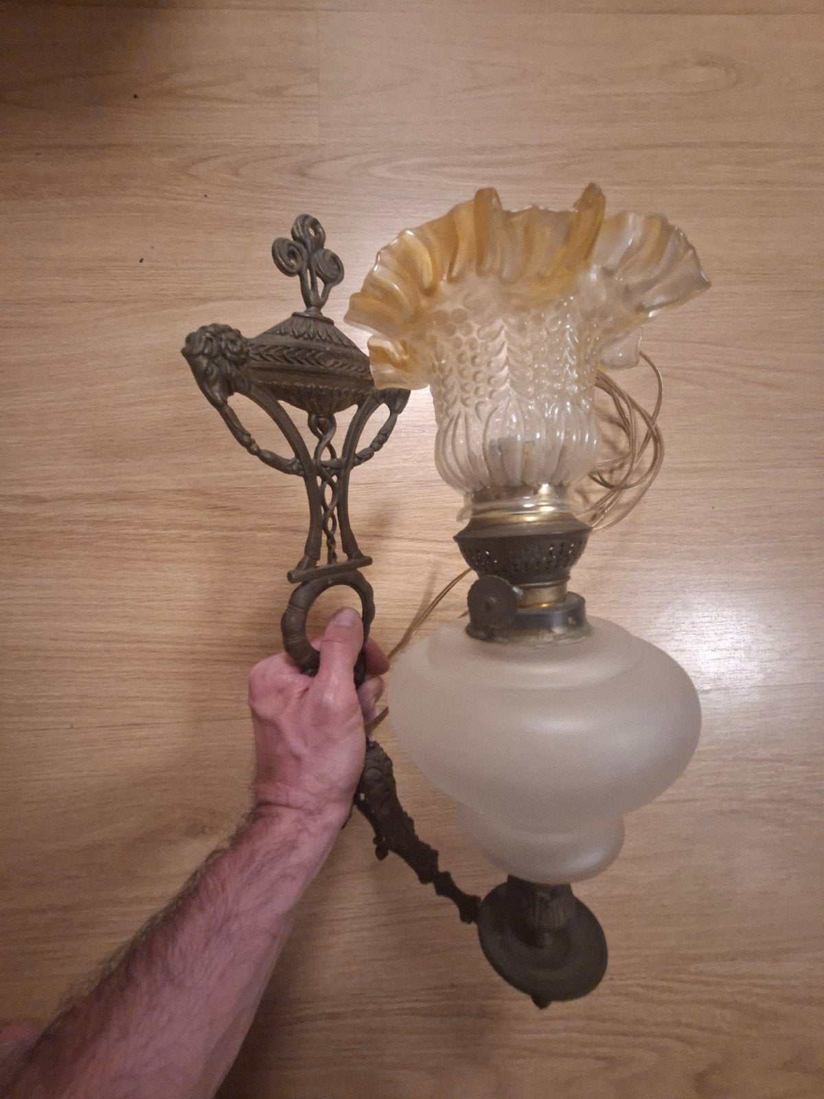 Antieke olielamp wandlamp met glazen kap, Ophalen of Verzenden