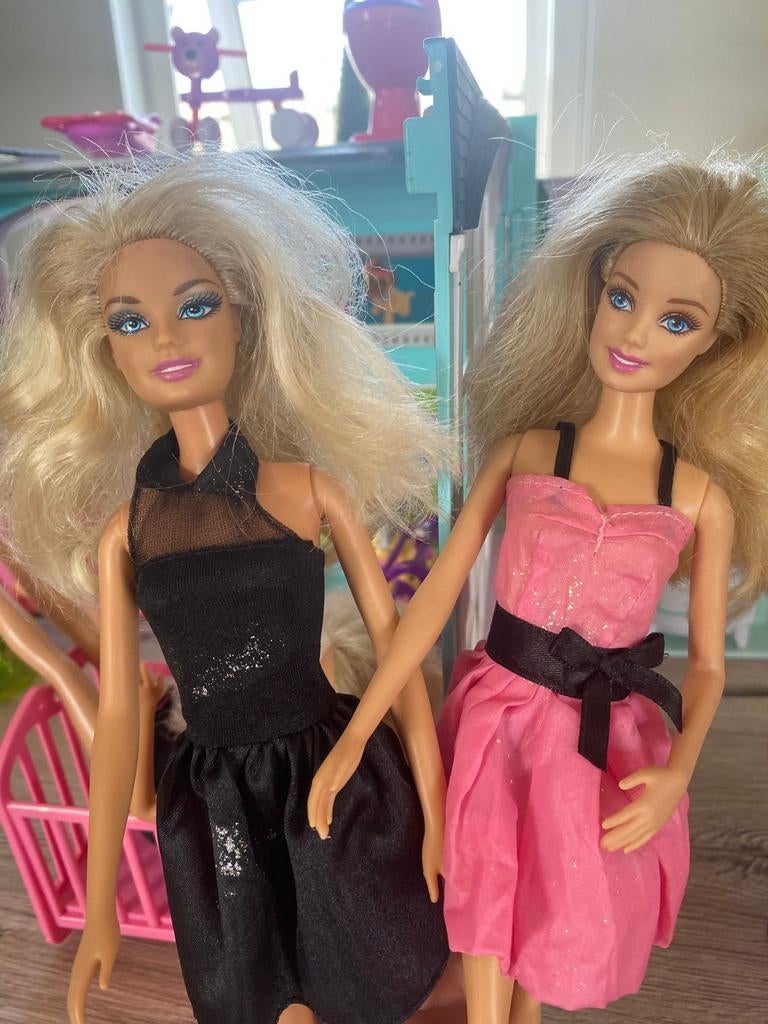 Mooi Barbiehuis inclusief accessoires en negen barbiepoppen., Kinderen en Baby's, Speelgoed | Poppen, Ophalen of Verzenden