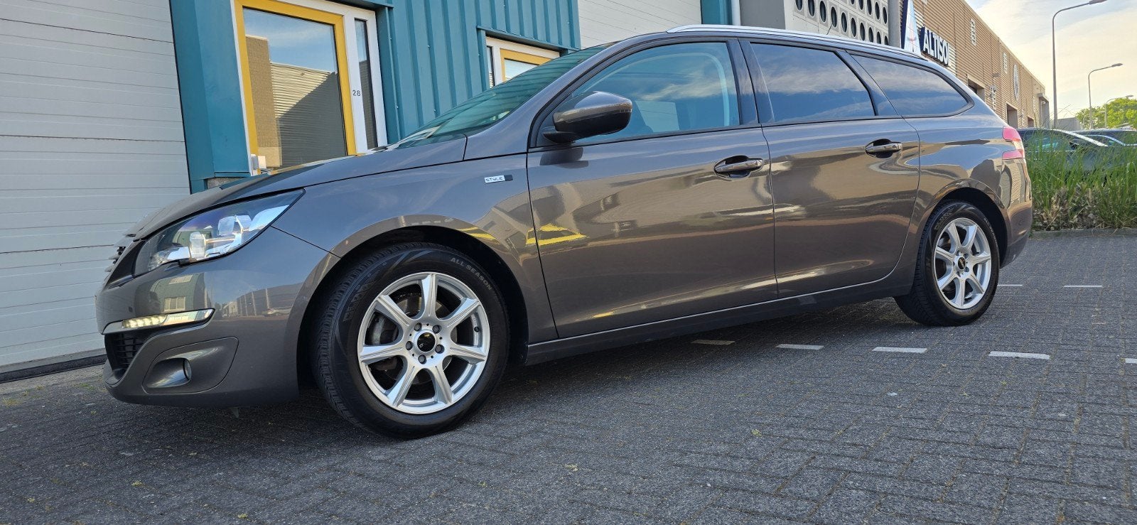 Peugeot 308SW 1.2 Pure Tech Style  2016 Nw distributieriem, Voorwielaandrijving, Stof, Zwart, 1199 cc