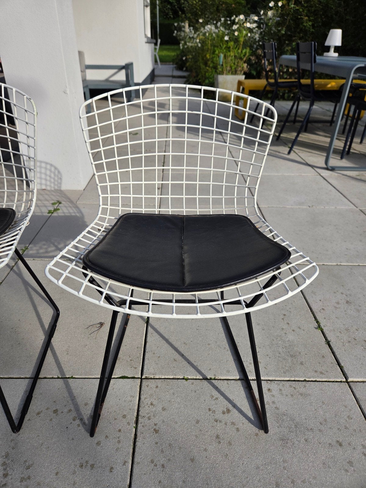 Bertoia Knoll vintage designstoelen met zwarte kus, Ophalen, Gebruikt, Wit, Metaal