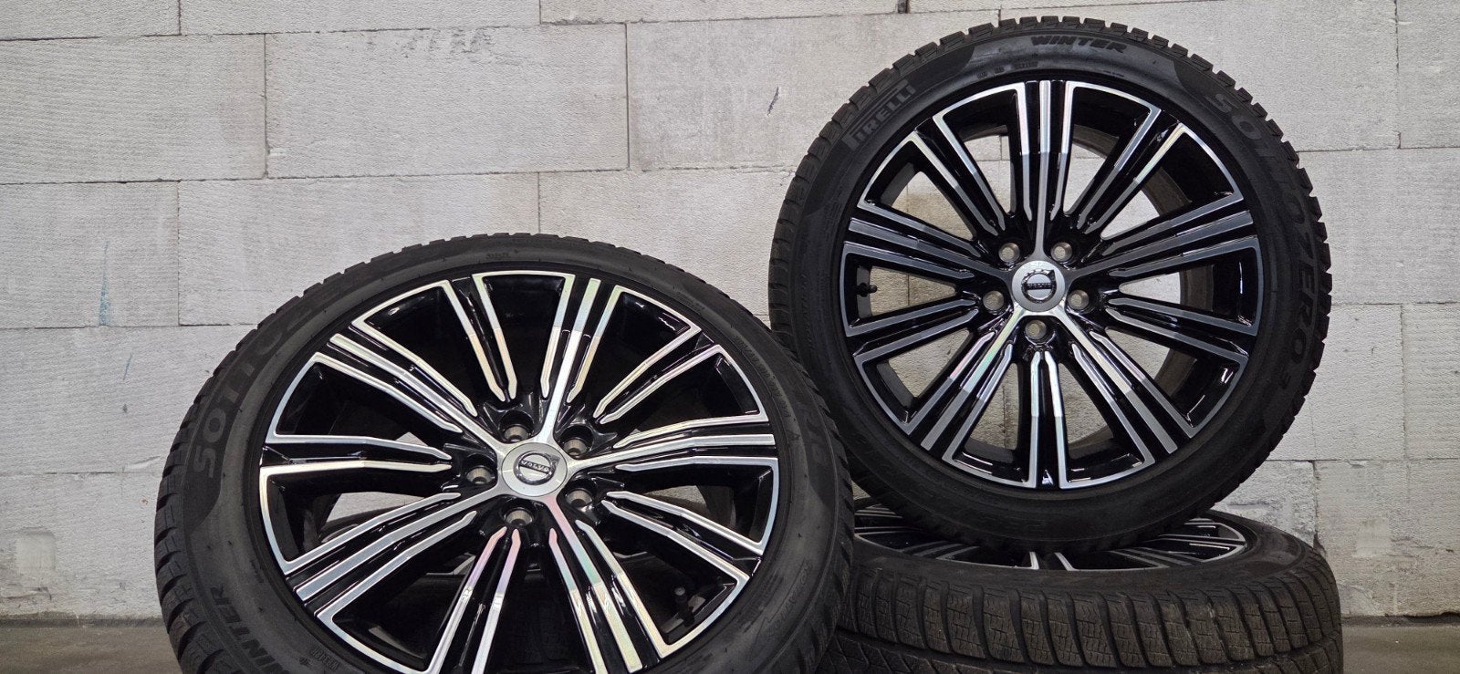 18" Volvo V60 S60 V70 orig velgen winterbanden 7.5mm, Auto-onderdelen, Banden en Velgen, 18 inch, Gebruikt, Banden en Velgen, 235 mm