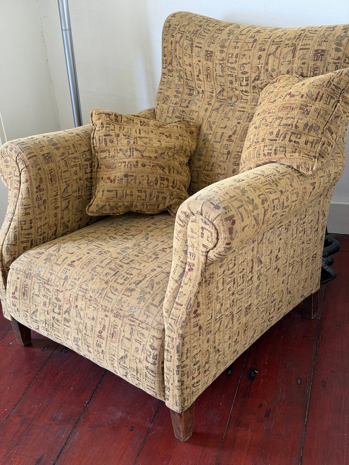 Klassieke fauteuil met Egyptisch patroon, Huis en Inrichting, Ophalen, Gebruikt, Stof, 75 tot 100 cm