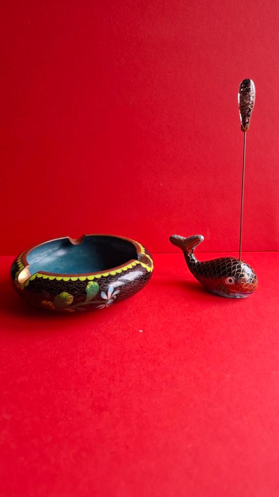 Cloisonnë asbak + walvis wierook branden  + haarpin, Verzamelen, Verzenden, Porselein