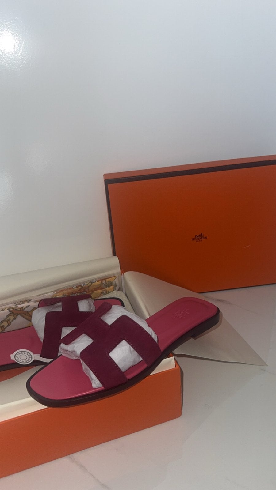 Hermès Slippers - Bordeauxrood Suède, Ophalen of Verzenden, Nieuw, Rood, Slippers