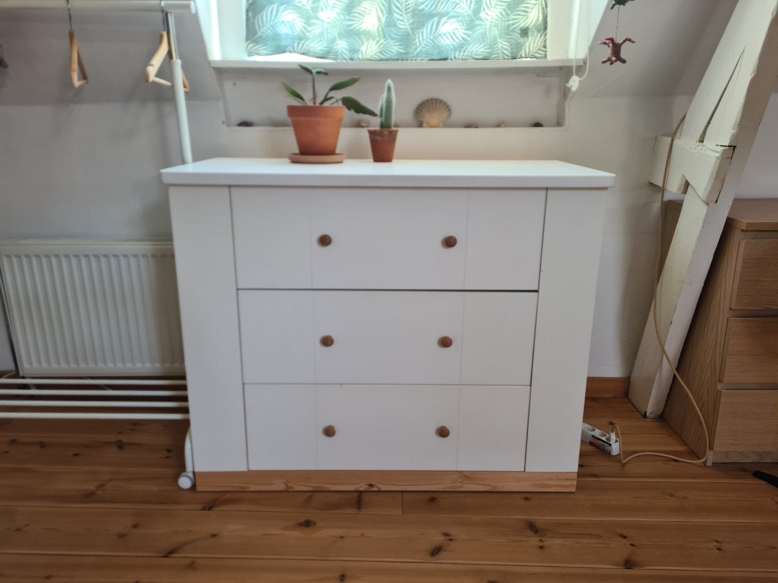 Witte commode met houten accenten, Ophalen, Gebruikt, 50 tot 70 cm, 100 cm of meer