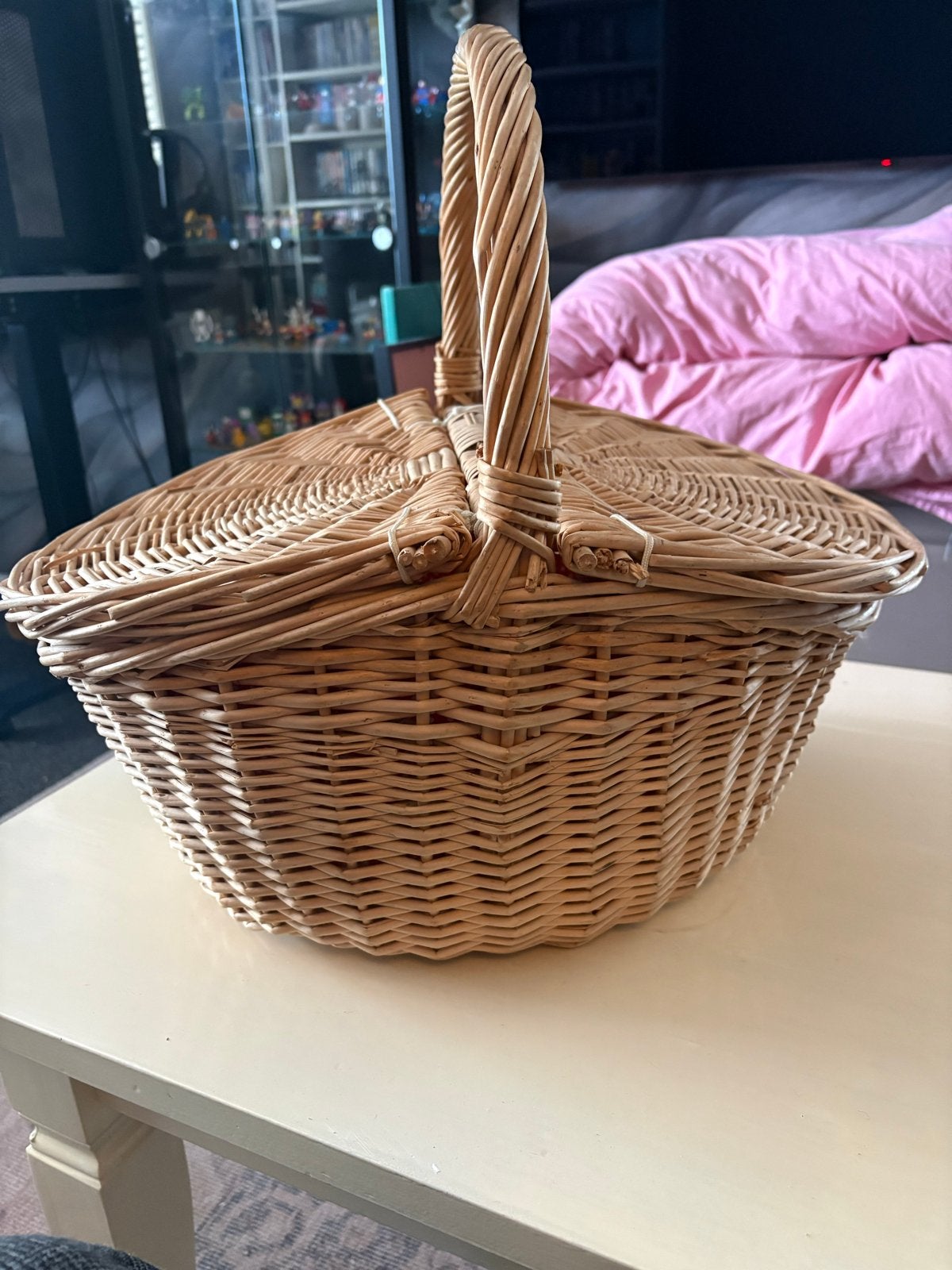 Rieten Picknickmand met Rood-Wit Gestippelde Voering, Ophalen, Met deksel, Mand, Zo goed als nieuw