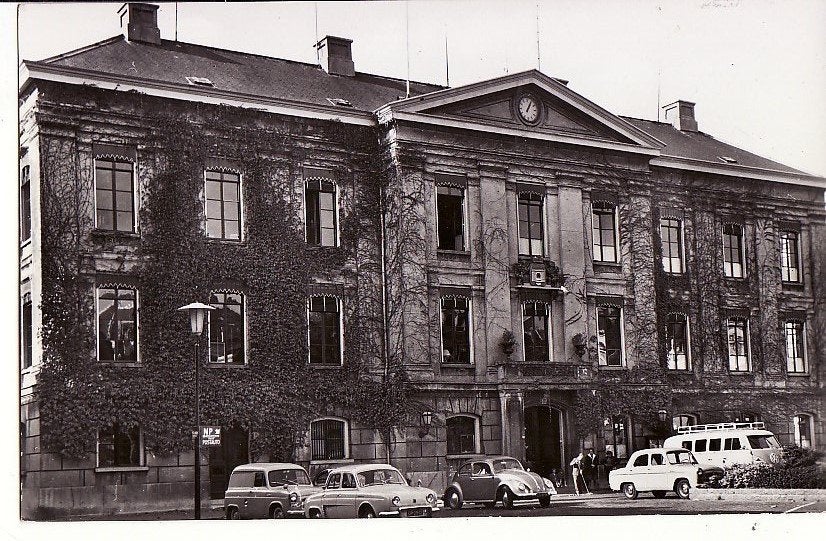 Gorinchem Stadhuis 1961-veel auto's, o.a. VW-kever in beeld, Ophalen, 1940 tot 1960, Ongelopen, Zuid-Holland