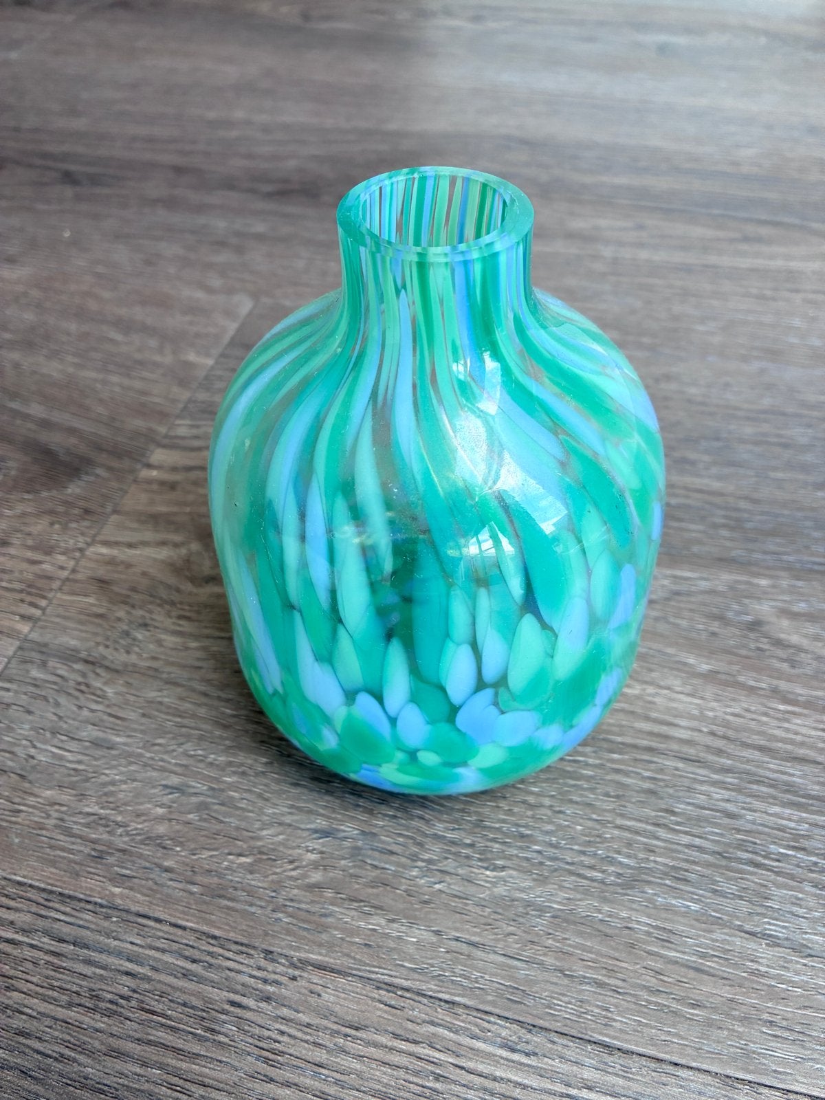 Groen-blauwe glazen vaas met spikkelpatroon, Antiek en Kunst, Ophalen of Verzenden