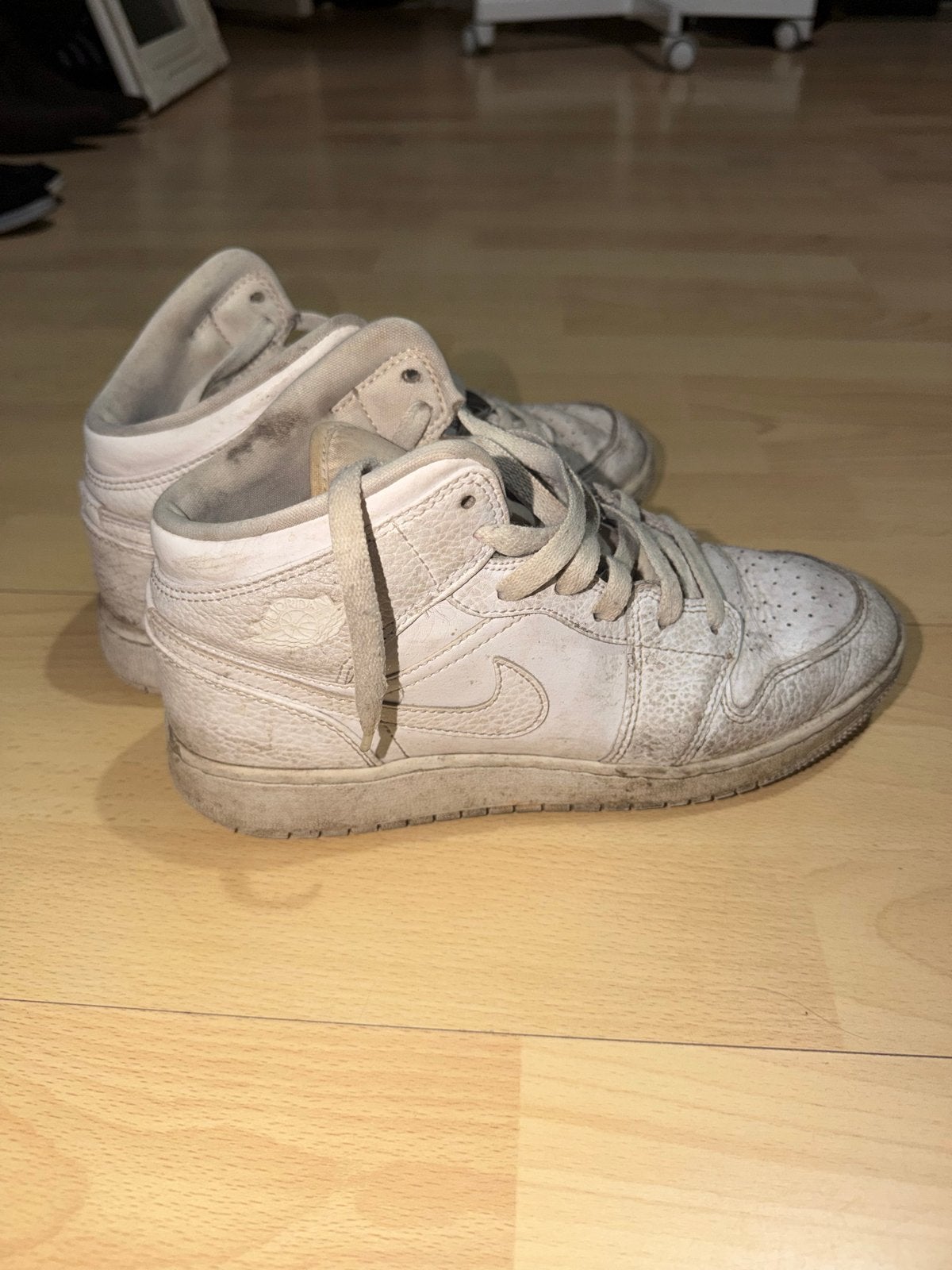 Nike Air Jordan 1 Mid - Gedragen, Ophalen of Verzenden, Gedragen, Wit