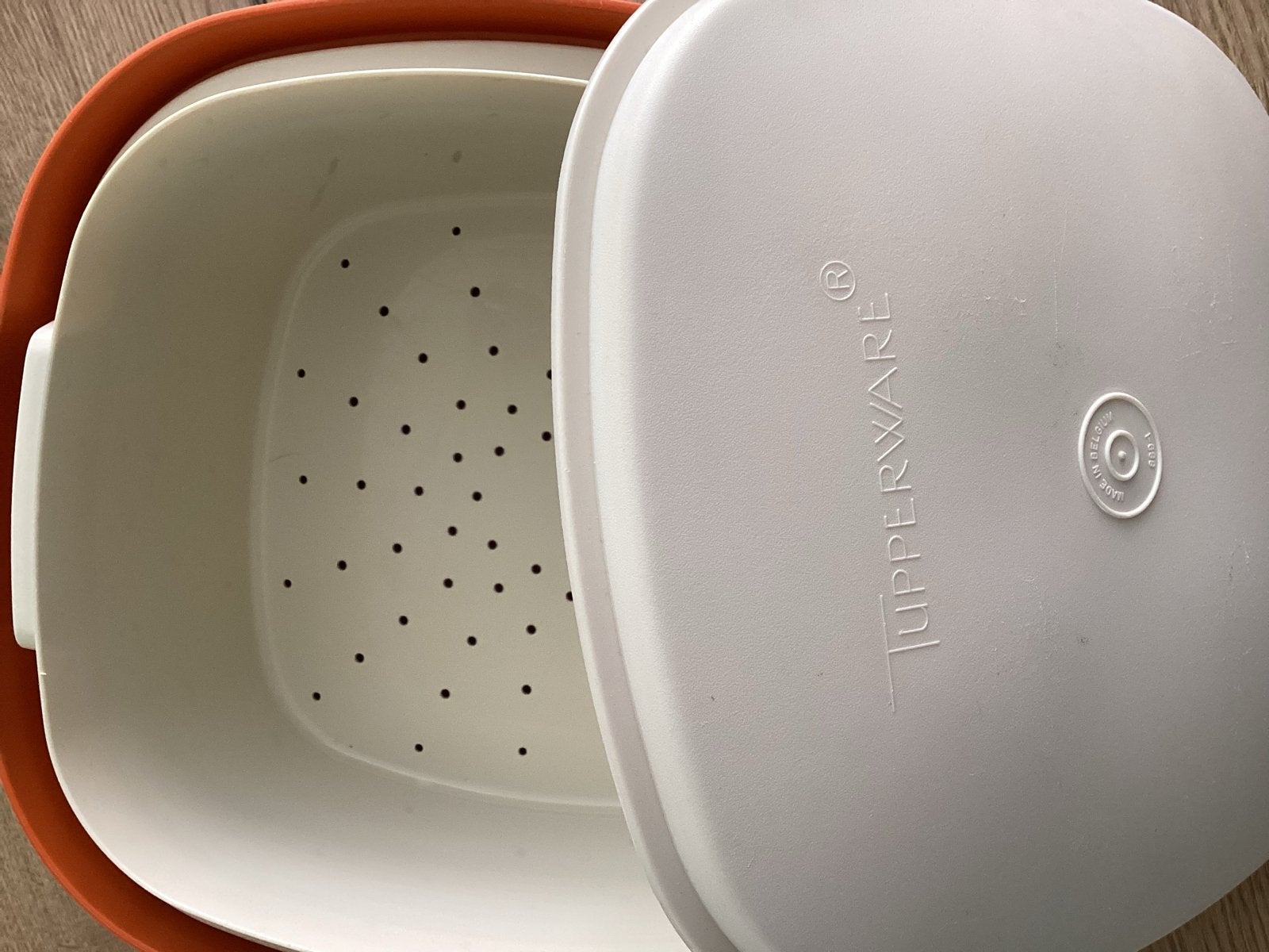 Tupperware 888 Stoommand serveerwonder met Deksel Oranje/Wit, Huis en Inrichting, Keuken | Tupperware, Ophalen, Gebruikt, Oranje