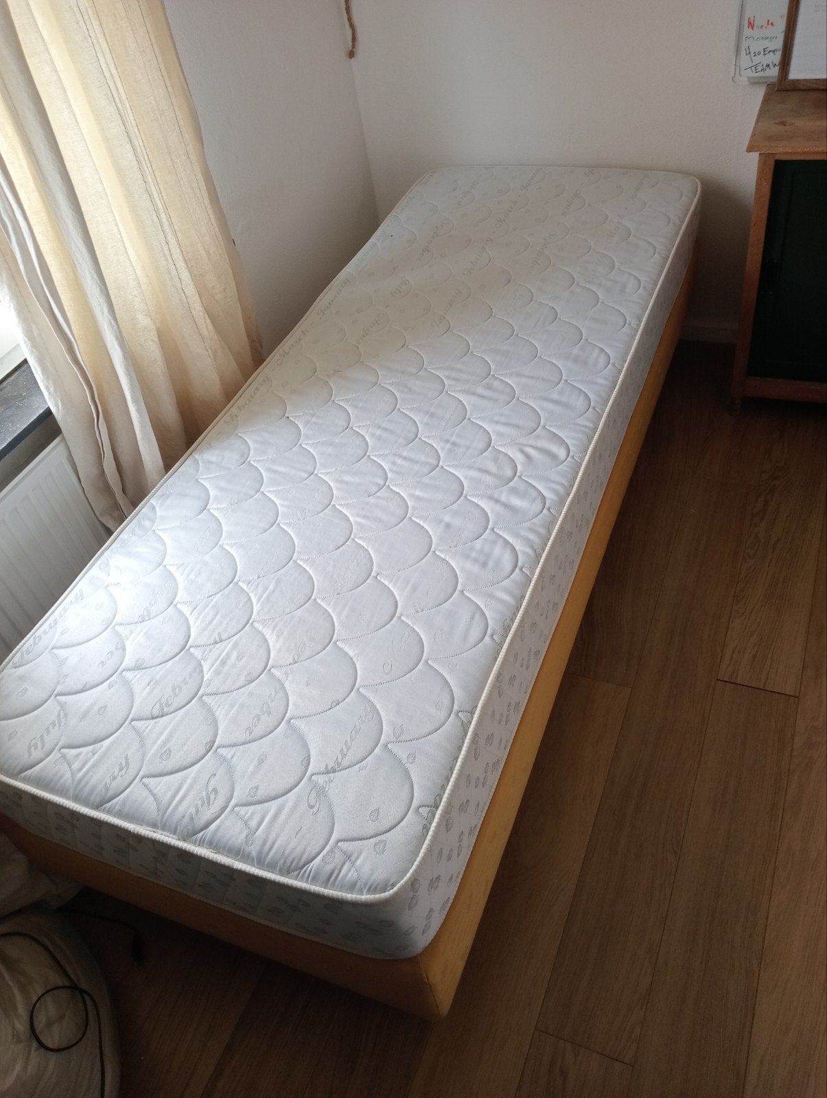 Nieuw eenpersoonsbed 80x210 cm met matras en wieltjes, Sn, 90 cm, Eenpersoons, 210 cm