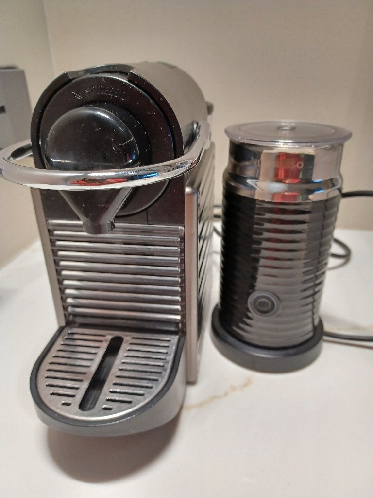 Krups Nespresso Pixie Titanium + Aeroccino 3 Melkopschuimer, Ophalen of Verzenden, Gebruikt, Koffiemachine, Afneembaar waterreservoir