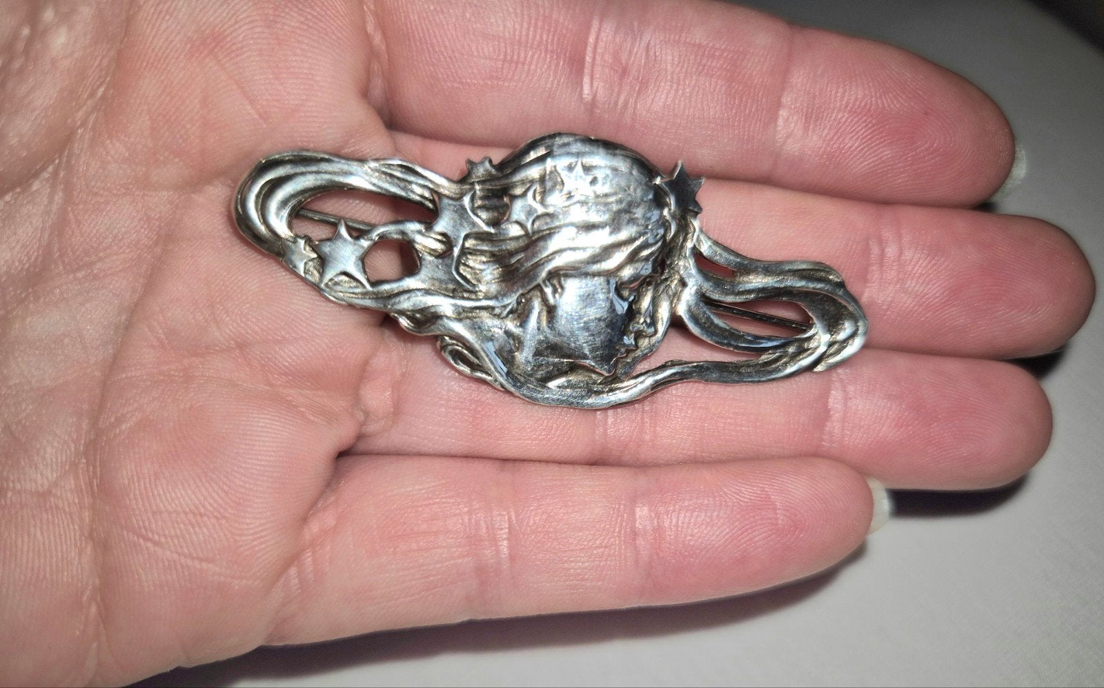 Antieke Art Nouveau Zilveren Broche Vrouw Gezicht Ster, Sieraden, Tassen en Uiterlijk, Broches, 4 tot 7 cm, Gebruikt, Ophalen of Verzenden