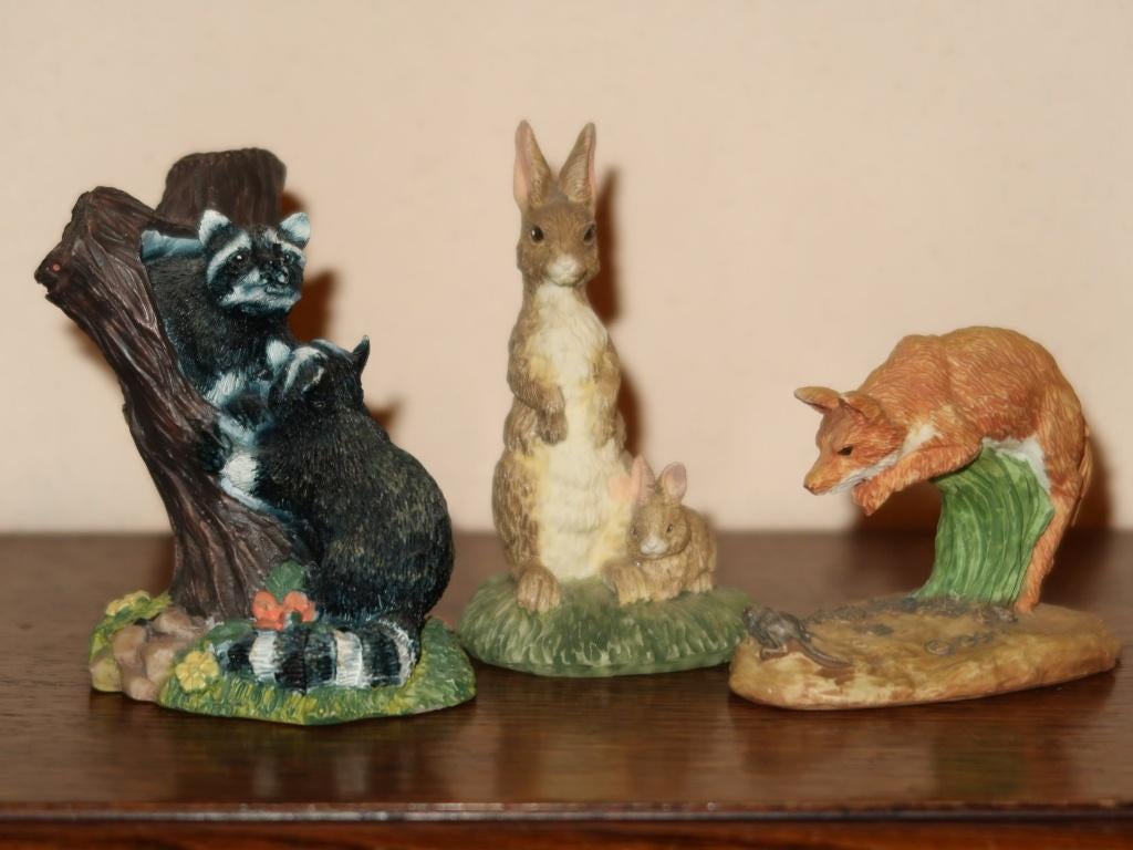 set wilde dieren, 3 wild life beeldjes, wasbeer, haas en vos, Verzamelen, Dierenverzamelingen, Verzenden, Zo goed als nieuw, Wild dier