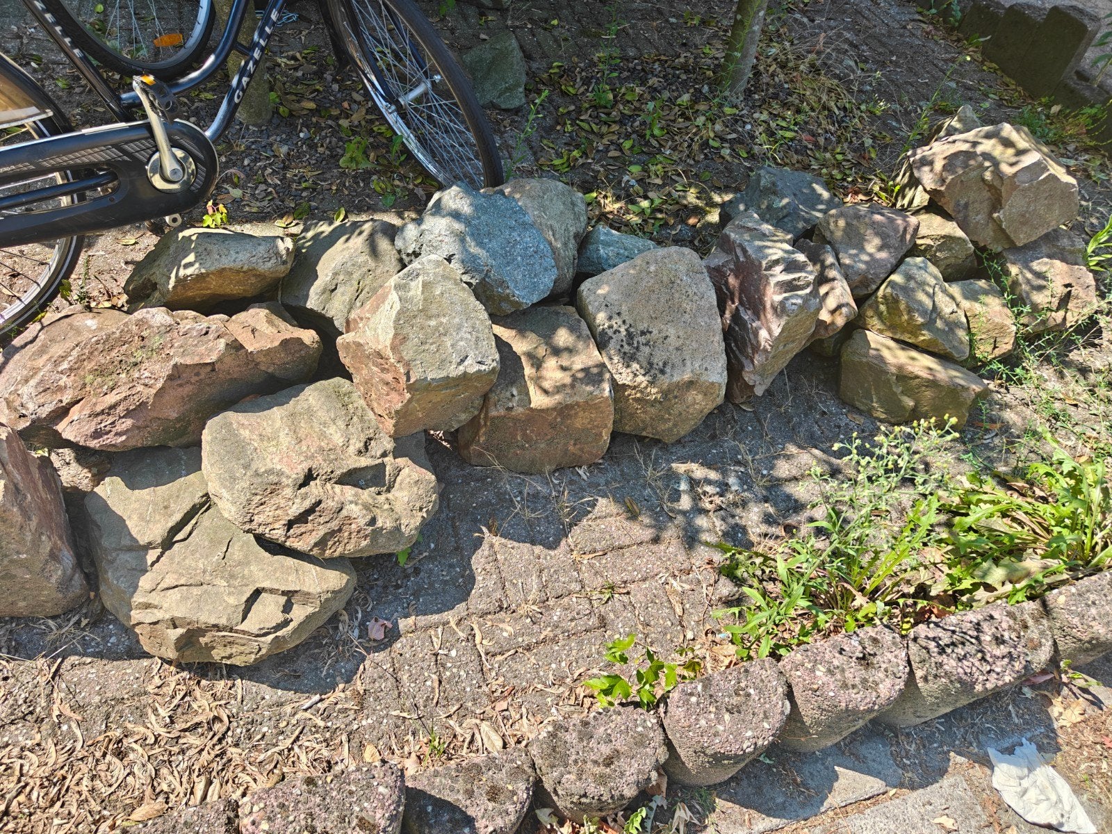 Zwerfkeien verschillende maten, Tuin en Terras, Ophalen, Zo goed als nieuw, Beige, Kei