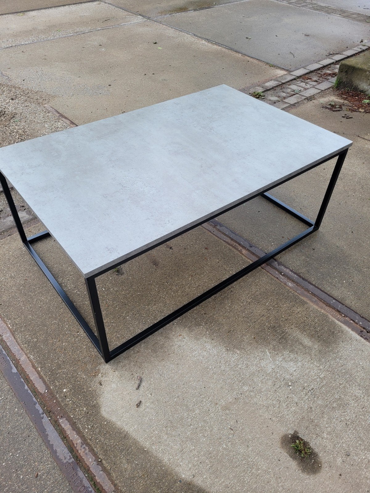 Moderne salontafel betonlook met zwart metalen onderstel, Huis en Inrichting, Tafels | Salontafels, Gebruikt, 100 tot 150 cm, Overige materialen