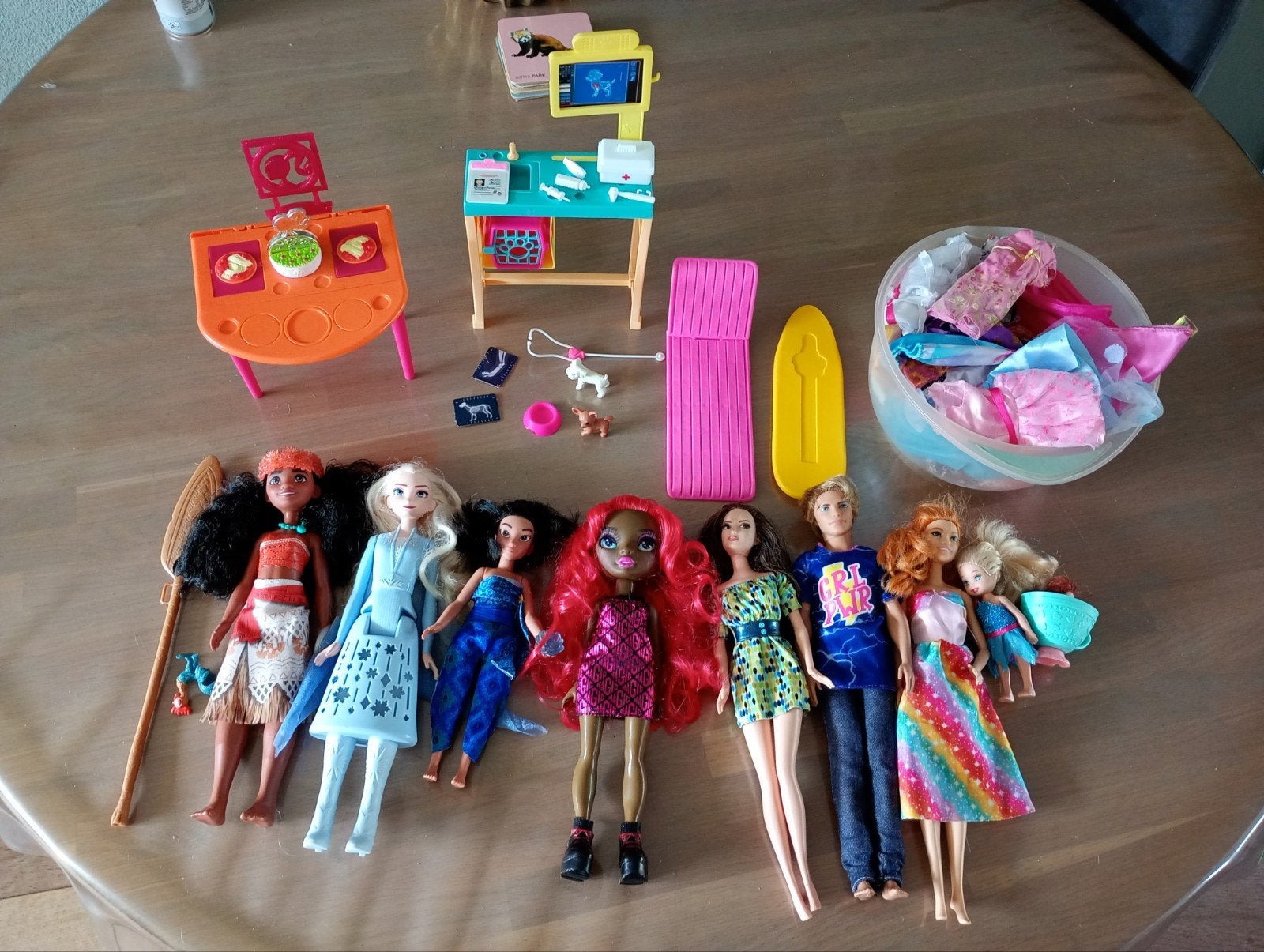 Grote Barbie en Disney poppen set met accessoires en kleding, Verzamelen, Ophalen, Gebruikt, Pop